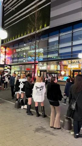 你来日本是不是看到很多妹子，举着牌子站大街上，她们到底是做什么的？ #日本夜生活#日本夜游 