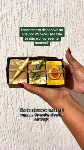 O lançamento de dia das mães tá no ar!  Nosso exclusivo Kit de Sabonetes Artesanais e Veganos foi cuidadosamente formulado para proporcionar uma experiência incrível de limpeza e renovação. Este conjunto de três sabonetes, feitos à mão com ingredientes naturais e veganos, oferecendo benefícios multifacetados para a sua rotina de cuidados pessoais. Nosso kit contém: Sabonete de Aveia, Escudo Protetor contra Agressores Ambientais: Enriquecido com flavonoides provenientes da aveia, este sabonete não apenas limpa suavemente, mas também cria uma barreira natural contra agentes contaminantes e agressores ambientais. Ideal para defender sua pele dos elementos prejudiciais encontrados em nosso ambiente cotidiano. Sabonete de Alecrim, Antioxidante Revitalizante: Infundido com as propriedades antioxidantes do alecrim, este sabonete é uma fonte de renovação para sua pele. Reduzindo os radicais livres, ele ajuda a prevenir rugas e manchas, deixando sua pele com uma aparência radiante. Sabonete de Laranja, Refrescância e Tonificação: Com propriedades adstringentes e tonificantes da laranja, este sabonete é uma explosão cítrica de frescor para sua rotina de cuidados com a pele. Sua fórmula revitalizante com vitamina C ajuda a tonificar a pele, proporcionando uma sensação revigorante a cada uso. Ingredientes Premium para uma Pele Radiante: Todos os nossos sabonetes são cuidadosamente elaborados com glicerina de chá verde, um composto natural com ação adstringente, anti-inflamatória, antimicrobiana e antioxidante. Além disso, nossa base glicerinada branca 100% vegetal é livre de sulfatos, parabenos, parafina e corantes, garantindo uma experiência de limpeza suave e livre de preocupações. Sua fórmula hipoalergênica é indicada para peles normais e pode ser utilizada tanto no corpo quanto no rosto, proporcionando uma experiência de banho da cabeça aos pés. . . . . . #saboaria #saboariaartesanal #sabonete #saboneteartesanal #sabonetedealecrim #sabonetedeaveia #sabonetedelaranja #diadasmaes #presentediadasmaes #presenteartesanal 