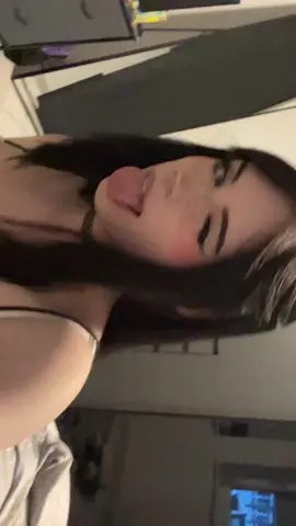 >_<