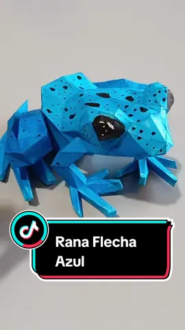 La rana Flecha Azul es una especie en estado vulnerable por la destrucción de su habitad. #rana #papercraft #surinam #brasil 