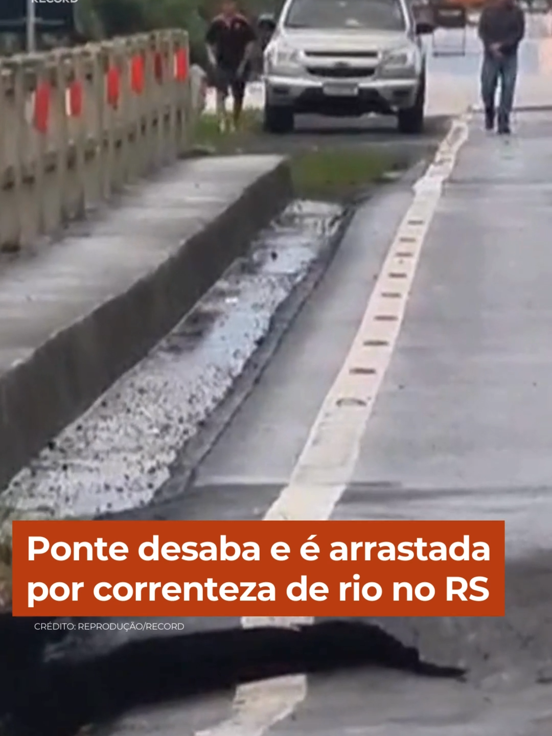 Chuvas no Rio Grande do Sul: ponte desaba e é levada pela força da água da chuva. O local já estava interditado por conta do risco Acesse R7.com/CidadeAlerta e veja essa e outras notícias