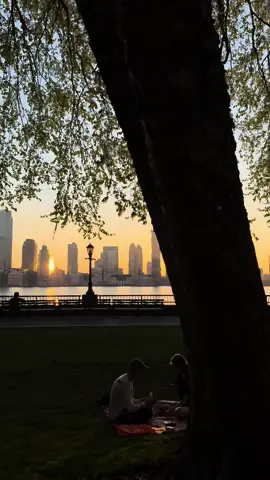 Hey friends, this is me trying to convince you to come visit 😌 #visitnyc #spring #nycparks 