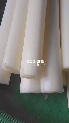 Sayur batang pisang Penasaran rasanya gimana yaa...batang pisang kok di sayur. Cuss mari kita coba dgn bumbu yg sederhana...kira kira enak nggak yaa... Mari kita coba.... Bahan : Batang pisang kepok ambil bagian tengahnya  Duo bawang  Cabe  Ebi / teri boleh pake boleh nggak Garam Penyedap Gula merah Semua bahan di atas sesuai selera aja yaaa Cara memasak Potong potong batang pisang sesuai selera lalu rendam dg air , tambah kan garam untuk menghilangkan getah dr batang pisang .Diamkan selama 10/15 menit. Setelah itu cuci bersih batang pisang sambil di ambilin serat serat yg menempel di batang pisang.tiriskan. Panaskan air setelah mendidih masuk kan batang pisang , rebus sebentar , lalu tiriskan. Setelah itu panaskan minyak sayur tumis duo bawang setelah wangi masukkan cabe dan ebi. Setelah itu masukkan batang pisang nya , tambah kan garam halus , penyedap dan gula merah.aduk aduk sebentar, tes rasa , klo sdh mati kan api , siap di nikmati. Ternyata enak lho rasanya , makan nya pake lauk atau nggak jg sdh enak banget. Tapi saran saya jgn sering sering ya bikin sayur ini , bkn apa apa sih cuman serius capek nya itu lho nebangin batang pisang nya 🤭 Terimakasih yaa buat teman teman yg udah nonton , semoga bermanfaat 🙏 #CapCut  #janganlupabersyukur #masakanwongndeso #resepsayurbatangpisang #batangpisangkepok #fyyyyp #fypviral 