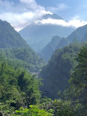 Spot pagi view merapi di Kaliurang emang indah banget 📍 Nawang Jagad 🌋 #nawangjagad #viewmerapi #jogja #wisatakaliurang #sobatdolan😎 #kaliurang 