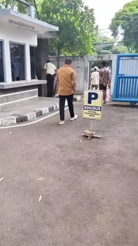 kalo lagi ga pake seragam kok lucu sih jalan nya 😭🤏  mode santaiii ❤️ #fypgakni #mayorteddyindrawijaya #mayorteddy #fypage #fypシ゚viral #fypplis #tentaraindonesia #ajudanprabowo #teddy #teddyindrawijaya #masninja #teddysky89 #fypp #wadanyon #fypdongggggggg #fypppppppppppppppppppppp 