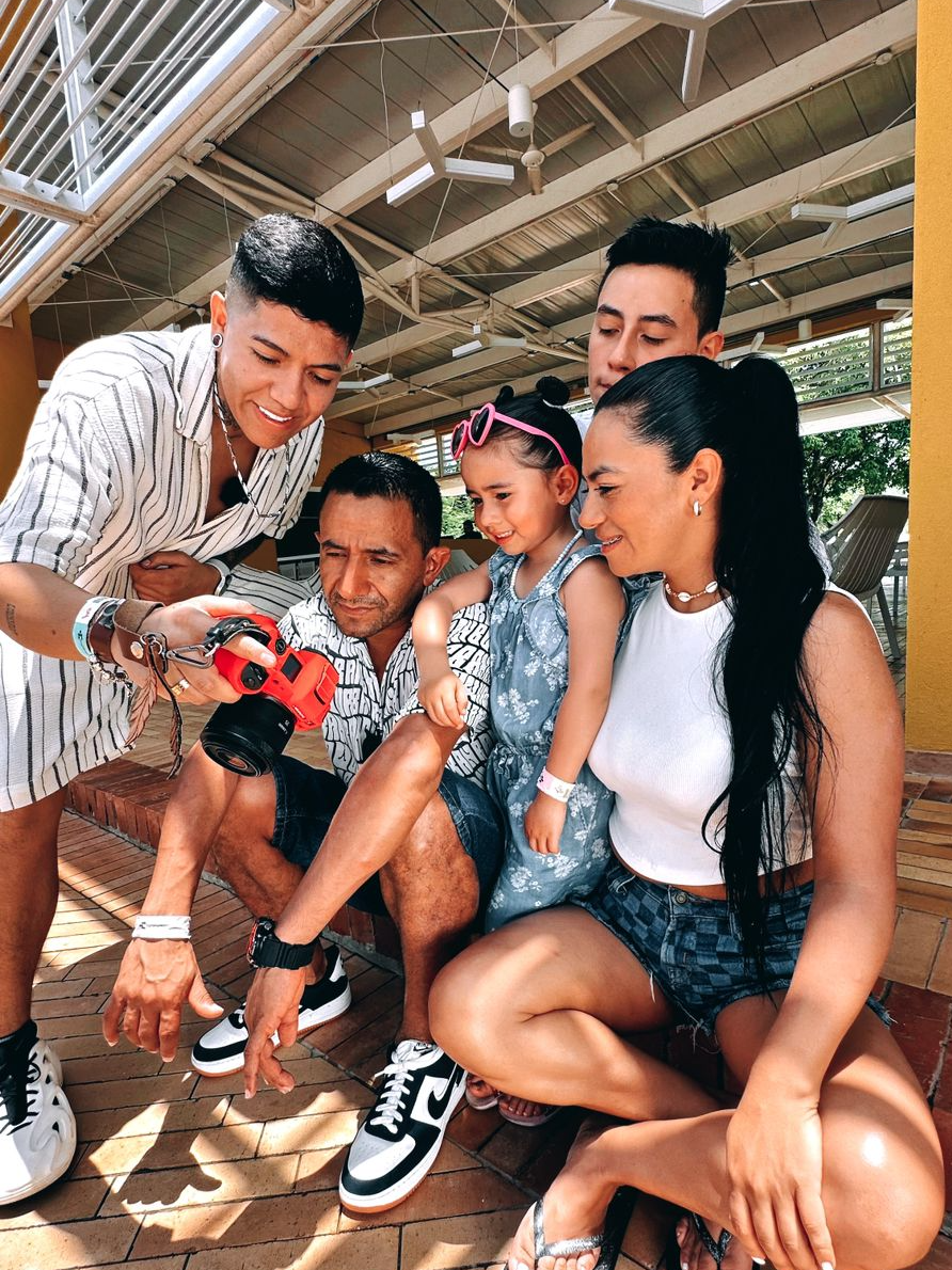 ¡Que niña tan bonita! 📸🥹 @compensar_info 🫶  #sebasmorenooo #fypシ゚ #fotografia #photography #artistatiktok #talentotiktok #longervideos #UnaRazónMásParaViajar
