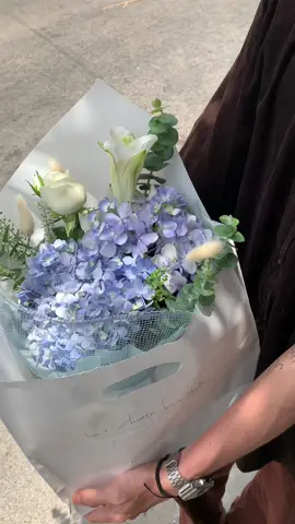 Em mạnh mẽ đủ rồi , anh đến che chở em có được không?? —————————— Bouquet flowers  August  In: Chuyện hoa studio  #flowers #hoa_tuoi #florist #chuyenhoa #camtucau 