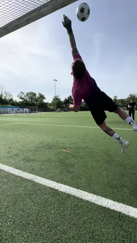 Reaction after crosses ⚡️🧤 #goalkeeper #football #portero #fy #fyp #viral @Sid Louis 