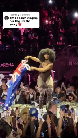 Replying to @💲fr lmao😭😭 sza was so cute displaying it tho #sza #szasos #sostour #cookislands 