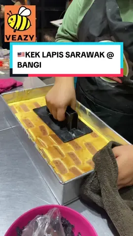 Kek lapis, traditional cake origin from Sarawak…. We all love it! And …. Have you ever wonder how much effort it takes in the kitchen? 😱 #MakanLokal #MYFoodie #keklapissarawak #keklapis #bangifood 