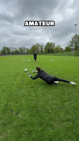 Amateur 🆚 Pro with Lars Unnerstall and coach @JUSTUSGOALKEEPERS @uhlsportfootball ⚡️ #goalkeeper #goalkeepers #goalkeepertraining Goalkeeper training / Goalkeeper training drills / Lars Unnerstall training / Eredivisie goalkeeper training / Pro goalkeeper training / FC Twente keeperstraining 