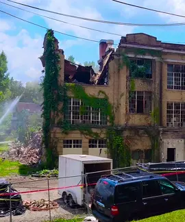 Dangerous abandoned buildings need to be demolished immediately#construction #demolition #housedemolition 