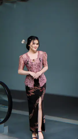 Kebaya simple & ga bikin gerah buat wisuda kalian 🦩 #wisuda #kebaya #kebayawisuda #kebayamurah #inspirasikebaya #kebayamalang #kebaysurabaya #kebayajakarta #sewakebayajogja #sewakebayasemarang 