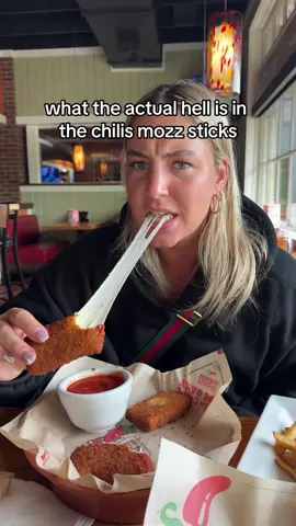 pls let me know cause what in the world #chilis #mozzarella #friday #fyp @Chili’s Grill & Bar ❤️