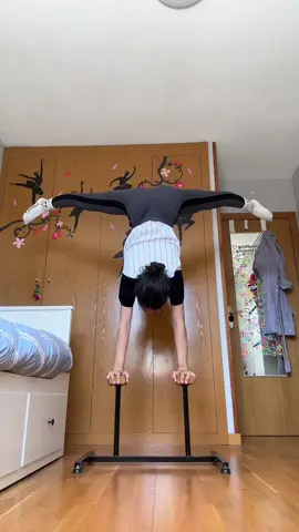 otra version del treeend 🤸‍♀️🤩 #handbalance #asoka 