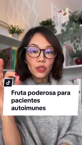 Frutas são parte importante da nossa alimentação pois são ricas em nutrientes e fibras que o nosso corpo precisa para uma boa digestão e em consequência uma boa saúde imunológica. Os mirtilos são especialmente benéficos para pacientes autoimunes pois são carregados de antioxidantes, de compostos bioativos que vão proporcionar a regulação da microbiota e reduzir o estresse oxidativo das nossas células. Eles sozinhos já fazem mágica! Porém, se combinado com alguns outros alimentos, como por exemplo o couve, ele tem todos os seus benefícios potencializados. Então incluir o mirtilo, mesmo que de vez em quando, pois sei que no Brasil eles são um pouco mais caros, pode ser uma ótima ideia para melhorar a sua microbiota e os seus sintomas. Qual fruta você mais consome no dia a dia? #marcianutribio #doencasautoimunes #autoimunidade