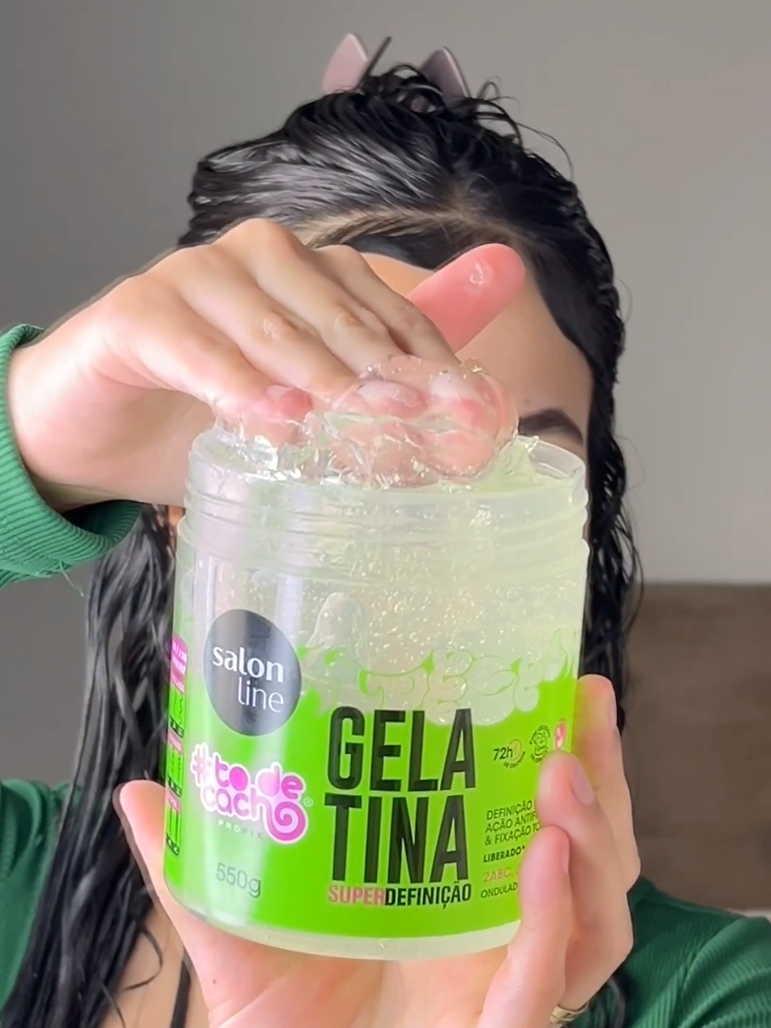 Quem aí ama definição? Vem com a @estebyesterlima finalizar o cabelo usando a gelatina #todecacho Super Definição. 💚 #SalonLine #cabelocacheado #gelatina #finalização #cacheada