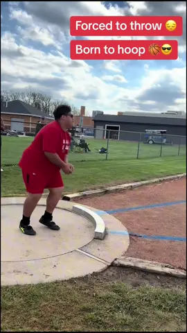 Get bro on the court ASAP! 😤🔥 (Via @Nando ) #highschoolsports #shotput #throwers #throwersnation #basketball #hooper #stepback #tuff #green 