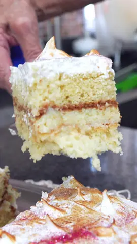 Bolo Anos 80 | Bolo de Aniversário | Bolo Molhado | Bolo de Coco Molhadinho | Bolo Recheado de Beijinho  #receitasdonadirce #boloanos80 #bolodeaniversario #doce #bolo  Ingredientes – Bolo:   - 4 ovos - 1/2 xícara de chá de óleo  - 1/2 xícara de chá de leite quente - 1 1/2 xícara de chá de açúcar  - 2 xícaras de chá de farinha de trigo  - 1/2 xícara de chá de coco ralado sem açúcar  - 1 colher de sopa de fermento pó químico Ingredientes – Calda: - 1 caixinha de 395 gramas de leite condensado - 1 1/2 xícara de chá de leite quente  - 200 ml de leite de coco    Ingredientes – Recheio: - 1 caixinha de 395 gramas de leite condensado - 1 caixinha de 200 gramas de creme de leite  - 100 gramas de coco ralado - 1 colher de sopa de manteiga ou margarina Ingredientes – Cobertura: - 1 xícara de chá de clara de ovo - 2 xícaras de chá de açúcar   Obs.: Medida da Xícara de Chá : 200 ml