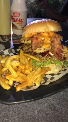 Las mejores hamburguesa de Puerto Cabello 😱 @El_bocado #comidarapida #foodtiktok #puertocabello #carabobovenezuela #divino 