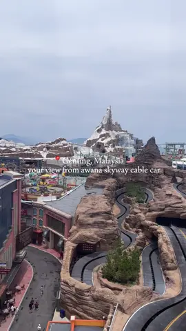 kalau ke genting wajib naik awana skyway cable car nya yaa!! view nya bagus banget bs ngeliat theme park mereka dan juga akses ke genting premium outlet! 😍#gentinghighlands #gentingskyworlds #malaysia 