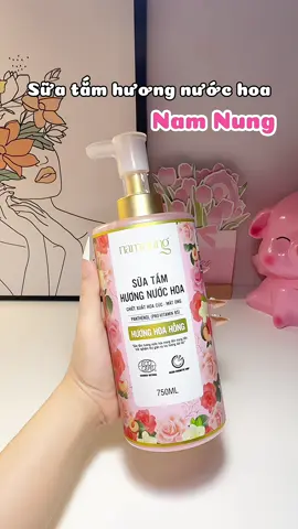 Thơm chấn động luôn mấy ní lại còn lưu hương lâu. Tắm em này xong ra đường tự tin hẳn #suatam #suatamnuochoa #namnung #suatamnamnung #lamdep #goclamdep #reviewlamdep #chamsoccothe #beauty #BeautyTok #unbox #unboxing #xuhuong #viral #fyp