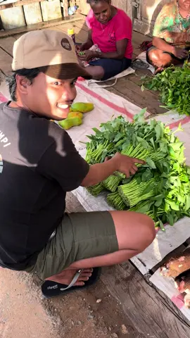 Beli kangkung harga 10rb 1 iket #fyp #papuaselatan #indonesiatimur #papuaindonesia #belanja #pasar 