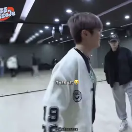 There is no behind video where he isn’t on the floor😭 #kimjiwoong #sunghanbin #kimtaerae #zb1 #zerobaseone #fyp 