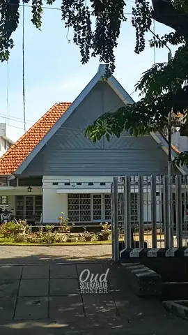 Aku pernah begitu terpesona ketika melihat pertama kali rumah ini, dulu. Tak menyangka justru kini aku bisa kenal dengan pemiliknya dan mengundangku melihat-lihat rumahnya yang cantik ini. Luar biasa...  Terima kasih cece Novi...  Lokasi: Jl. Anwari Sby #bangunanbelanda #rumahtua #rumahbelanda #blusukansurabaya #rumahbelandasurabaya #bangunanbelandasurabaya #bangunantua #kotatuasurabaya #kotatua #surabayahits #surabayatiktok #aslisuroboyo #exploresurabaya #pojoksurabaya #surabayaterkini 