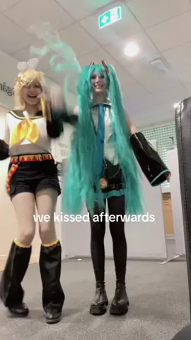 #KAGAMINERIN // joke #kagaimerincosplay #rinku #rincosplay #hatsunemikucosplay #hatsunemiku #comiccon2024 #madeinasia2024 #vocaloidcosplay #swedishcosplayer @Gumi (๑ > ᴗ < ๑) 