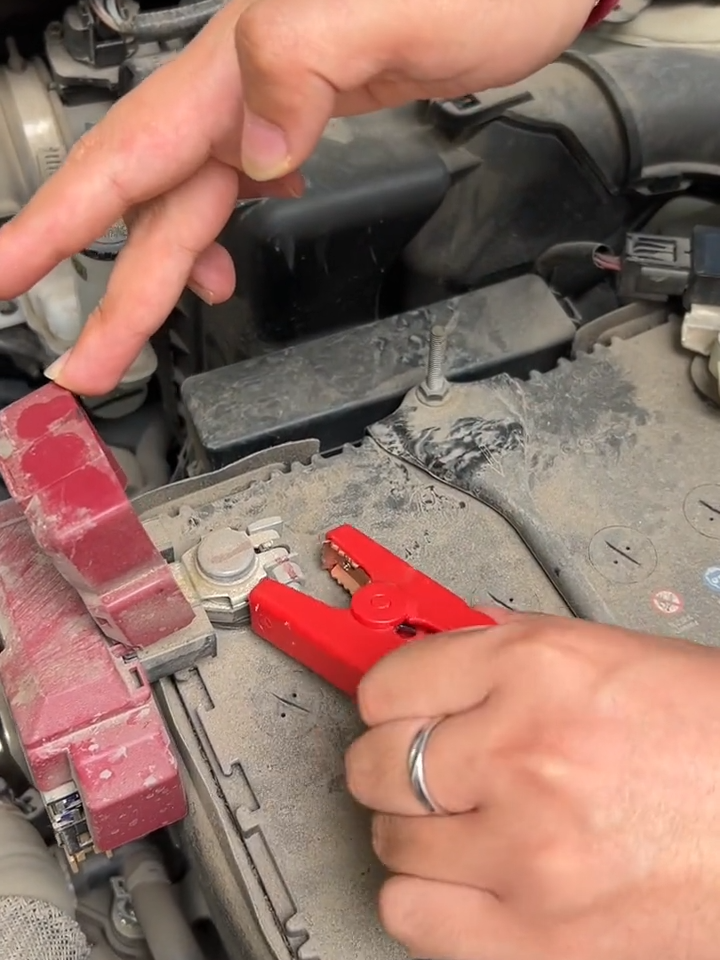 If the car battery is low, you can use emergency power to start the car #automobile #carsafety #car