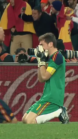 El gol que tendremos siempre en nuestros recuerdos , el gol que nos hizo ganar un mundial y el que nos dejo leyendas en la selección🥺❤️ ( me haría mucha ilusión que mencionarais a @Iker Casillas en los comentarios para que lo vea ❤️) #viraltiktok #tiktokspain #vamosespaña🇪🇸❤️ #foryou #foryoupage #Viral #ikercasillas #andresiniesta #iniesta #sudafrica2010 #mundial2010 #seleccionespañola #sefutbol #desportesentiktok #tiktokfootballacademy #worldcup2010 #fifaworldcup #jesusnavas #xavihernandez #fcbarcelona #realmadrid #sevillafc #fernandotorres 