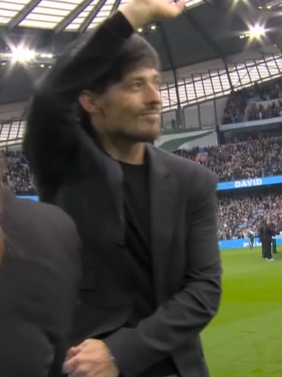 El Etihad Stadium nunca olvidará a David Silva 👏 🎩 El homenaje del Manchester City a una de sus LEYENDAS #PremierLeagueDAZN #ManchesterCity #DavidSilva #futbol #football #deportesentiktok #tiktoksports #tiktokfootballacademy #DAZN #PremierLeague