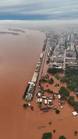 Centro histórico de Porto Alegre completamente tomado pelas águas do Guaíba. a tendência é que o nível da água atinja até 5,5m.  Já enfrentamos a maior enchente da história do Rio Grande do Sul  04/05/24 13:00