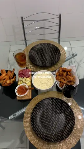 Sabado a noite e vc é casada! Fiz uma mesa de frios e petiscos: Pipoca de frango: Cortei o frango ja temperado em cubos. A massa para empanar foi: 2 colheres de farinha de trigo 1 de amigo de milho 1 ovo Acrescente agua aos poucos Temperos (sal, pimenta, páprica, parmesão ralado) Passe o frango nesse creme e depois somente na farinha de trigo (pode temperar tb) Levar na airfryer ou fritar normalmente. # @A.casanovis (receita da geleia de pimenta e creme de alho con queijo)  #mesadefrios #petiscos #vidadecasado #morandojuntos #noiteromântica 