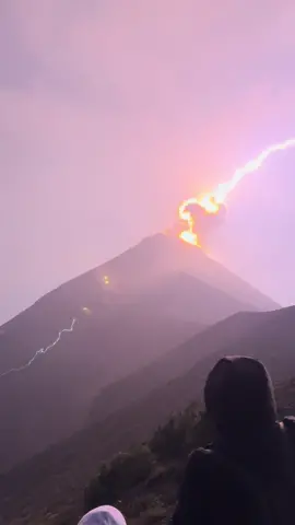 El poder de los dioses cuando se enfurecen   #rayo #volcano #storm #tormenta #fuego #thunder #ridethelightning #hoy #2024 #volcandefuego #Guatemala #acatenango #popocatepetl #mexico 