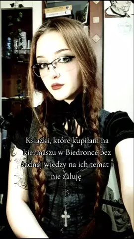 Posiadacie jakieś książki, które kupiliście bez większego zastanowienia, a okazały się tego warte? . . #fpyシ #dc #booktokpolska #wherethecrawdadssing #daisydarker #deliaowens #ksiazkizbiedronki #BookTok #gothgirl #gdziespiewajaraki #biedronka #goth 
