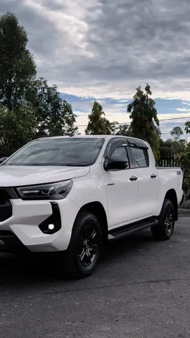 Hilux Double Cabin 4x4 Tipe/type V, A / T . Warna Putih. #hilux4x4 #hilux #toyotahilux #toyota #toyotaindonesia 