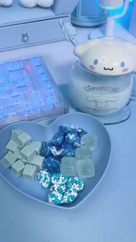 青いお菓子あったらみんなが教えてくれるからうれしい〜🤍 #cinnamoroll #シナモン #sanrio #kawaiiworld #kawaiiaesthetic #pcsetup #pcbuild #水色デスク #デスク周り #kawaiiasmr #kawaii #gamevlog 