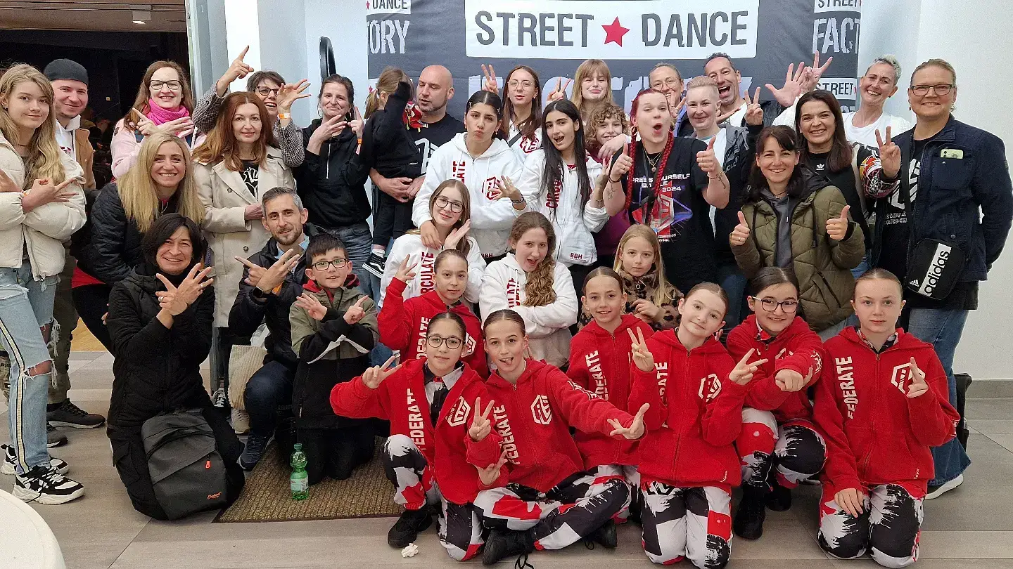 Die @ie_danceschool bei der Süddeutschen Meisterschaft der @StreetDanceFactory in Schwabmünchen!  Wir sind sehr stolz auf Federate und Circulate Crew, die jeweils den 1. Platz belegten. Herzlichen Glückwunsch und vielen lieben Dank an unsere tollen unterstützenden Familien! - #iedanceschool #sdf #streetdancefactory #sdf2024 #süddeutschemeisterschaft #süddeutschermeister #federatecrew #circulatecrew #represent #1stplace #champions #dance #dancers #danceschool #schwabmünchen #bayern #germany