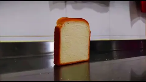 el pan cayéndose 