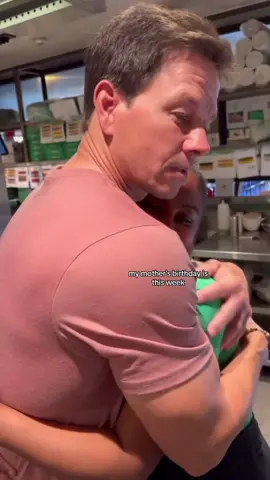 Marky Mark, what a man 🍔 #markwahlberg #wahlburgers #manly #sydney #australia @wahlburgers 