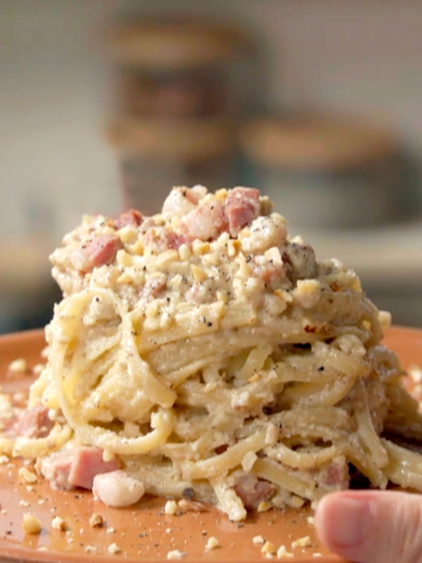 LINGUINE AL PESTO DI NOCI Un primo facile e velocissimo da realizzare, cremoso e saporito. Perfetto per il pranzo di ogni giorno! INGREDIENTI  350 gr di linguine 150 gr di noci tritate 30 gr di pinoli 60 ml di olio extravergine di oliva 80 gr di formaggio grattugiato 100 gr di speck in stick 200 ml di panna da cucina pastaalpesto lingiiuine pesto dinoci #ricetta #recipe #fattoincasadabenedetta #benedettarossi #fattoincasapervoi #cucinaitaliana