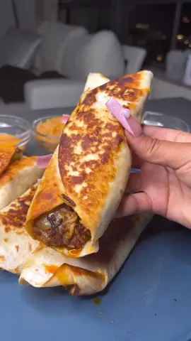 Creator IG 🧑🏽‍🍳 callmecandace.tv Cheesy beef taco roll ups inspired by 🧑🏽‍🍳 mealsbydesha2 🔥 #Foodie  #Foodrecipes #mealideas #quickrecipe  #viralrecipe #tiktokrecipe #beeftaco #burritto 