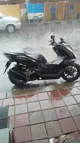 Abis Nyuci Malah Kehujanan😫🥲 #pcx160hitamglosyy  #pcx160modifikasi  #Pcx160KotaBogor  #pcx160ล้อ17แต่งสวย 