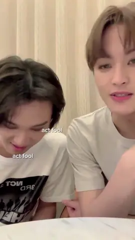 sedetik doang act fool nya, sisanya salting mampuss. jadi, awalnya mereka bahas bikin unit berdua/featuring/duet. then bahas abs, lanjut nyambung bahas olahraga. suddenly, mark said that sentence on the video, haechan yang awalnya serius ngedengerin langsung gabisa nahan senyum. u know guys? rasanya kaya haechan yang prioritas aja gada waktu, apalagi buat olahragaa. #markhyuck #mark #haechan 