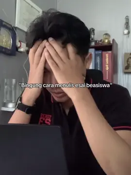 [Save & Share] Mau Contohnya?⬇️⬇️⬇️ 📝Anyway, ini hanya pola yang aku sering gunakan ketika menulis esai beasiswa dimana bisa tembus S1 Beasiswa Unggulan dan S2 Beasiswa Pendidikan Indonesia. Selain itu, pola ini sering aku ajarkan ketika aku mengisi seminar beasiswa, terutama terkait esai. Semoga bisa dipelajari dengan penjelasan setiap bagian dengan berikut: 1.	Hook/Opening Berikan sesuatu yang menarik diawal untuk dibaca, pelajari konsep hook yang baik (bisa dengan konsep, data/statistik, personal stories, kutipan, dll) dan relevan dengan paragraf selanjutnya apa yang ingin dibahas. Ingat ada 3 unsur untuk pemilihan hook yang baik, meliputi: Menarik, Informatif, dan Cocok.  2.	Introduction Perlu diingat, pada bagian ini tidak perlu terlalu detail atau double informasi dari data diri  yang ada di aplikasi beasiswa, sehingga kamu perlu memasukan hal-hal yang menarik dari dirimu seperti passion, pengalaman, dll.  3.	Related Issue Jelaskan permasalahan yang ingin kamu angkat, pastikan ini berhubungan dengan studi dan/atau pekerjaan kamu sebelumnya, sehingga bisa relevan dengan tujuan studi lanjut mu. Hal ini untuk mencerminkan kesesuaian kamu terkait “Past-Present-Future” 4.	Reasons Berikan gambaran yang logis terkait pemilihan jurusan, kampus dan negara (jika luar negeri). Pastikan ada knowledge/skill gap yang kamu memang butuh untuk lanjut studi. Sehingga, panitia dapat memastikan bahwa emang dirimu butuh untuk lanjut belajar agar tercapai apa yang kamu inginkan untuk masa depanmu.  5.	Planning Berikan rencana kamu untuk berkontribusi kepada negara, usahakanlah untuk menjabarkan gambaran yang konkrit terkait jangka pendek hingga Panjang. Pastikan itu reasonable untuk dilakukan oleh lulusan sarjana S1/S2/S3, sehingga kamu tidak terkesan untuk menjual janji (lip service). Pastikan juga, rencana kamu ini terlibat juga untuk masyarakat Indonesia atau untuk pembangunan Indonesia sendiri, dan hindari self-center 6.	Link-Back/Closing Paragraf terakhir ini, kamu bisa mempertegas dari keseluruhan esai yang ditulis. 🙋Bagi yang terkait untuk melihat referensi dari pola yang aku jelaskan diatas, boleh request di kolom komentar atau langsung DM ke IG, aku akan aku kirimkan link pdf nya #CapCut #beasiswa #menulisesaibeasiswa #esaibeasiswa 