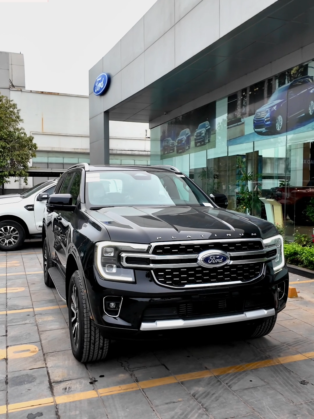 Cận cảnh ngoại thất và hàng ghế thứ 2 Ford Everest Platinum 2024 phiên bản cao cấp nhất, đắt nhất của mẫu xe này #ford #everest #everestplatinum #Fordeverest #SUV7cho #xegiadinh #oneshotreview