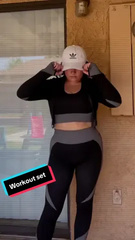 Can we take a moment for this workout set?! I wore this to the gym a few days ago and am obsessed. I did size up to a Large after reading it runs a little small but still so flattering on my body, I was definitely feeling confident in this! 