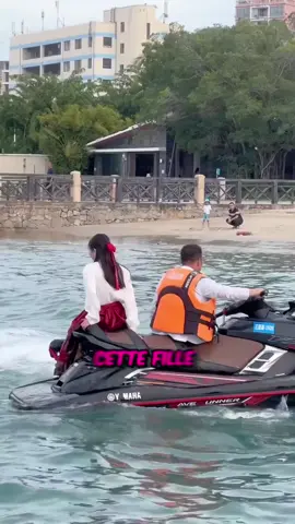 Ça doit être tellement dur de faire ça 🤯 ! #jetski #femmes #plage 